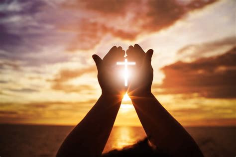 Foto di un'immagine religiosa evocativa per la Quaresima (es. croce stilizzata, mani in preghiera con sfondo naturale)