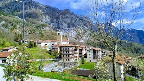 Veduta panoramica del borgo di Poffabro immerso nella Val Colvera