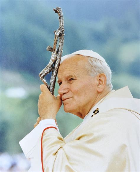 Ritratto di San Giovanni Paolo II con i paramenti papali e il bastone pastorale