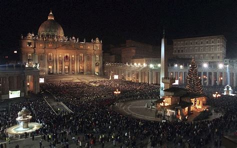 Piazza San Pietro gremita durante i funerali di Giovanni Paolo II