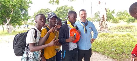 Foto di Don Davide Vivian in missione con la comunità locale o un paesaggio tipico del Mozambico