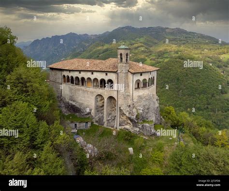Veduta panoramica della Basilica Santuario di Canoscio sulla collina