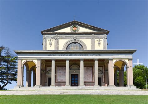 Architettura esterna della Basilica di Canoscio con il colonnato e la facciata
