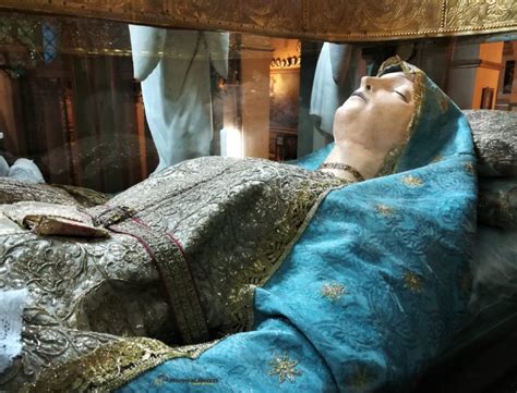 Dettaglio dell'immagine della Madonna dormiente custodita nel Santuario