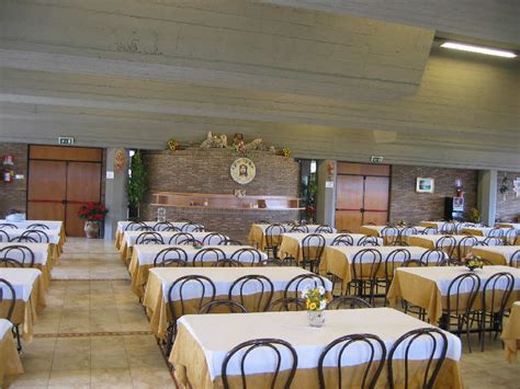 Interno rustico della Casa del Pellegrino a Canoscio