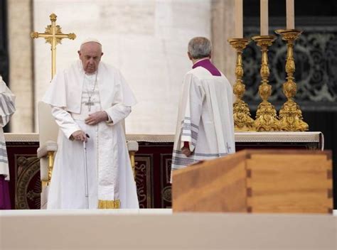 Benedetto XVI durante una catechesi sul sacerdozio, Piazza San Pietro