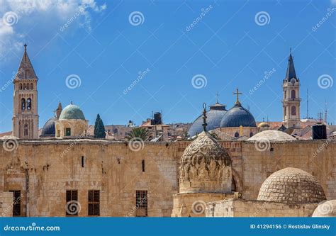 Veduta di Gerusalemme con chiese e moschee, simbolo di convivenza interreligiosa