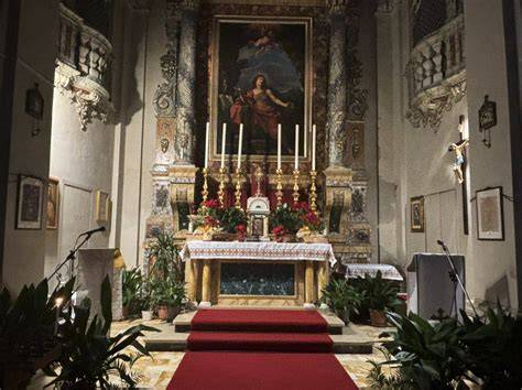 fotografia di un'Adorazione Eucaristica in una chiesa