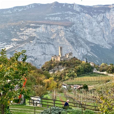 Immagine del Castello di Drena in un'atmosfera natalizia