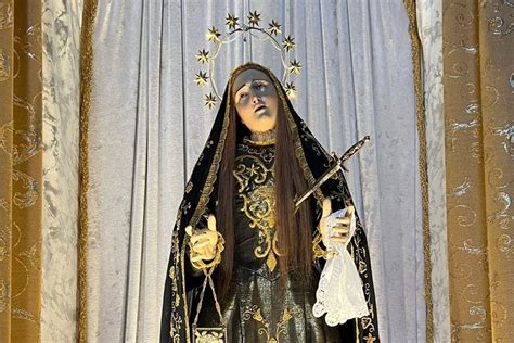 Foto del monumento del Crocifisso e della Madonna Addolorata danneggiati dal fuoco