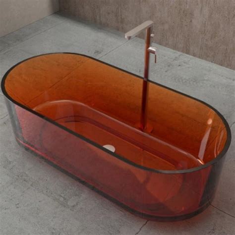 Scenografia minimalista con vasca da bagno trasparente illuminata di rosso e nero, su cui si riflettono proiezioni multimediali