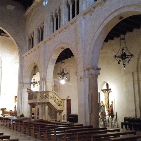 Foto della facciata della Cattedrale di Conversano