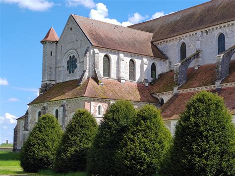 Foto aerea dell'Abbazia di Pontigny con la valle del Serein