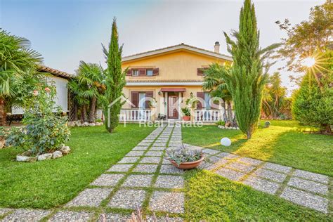Foto di una tipica villetta in Versilia con giardino