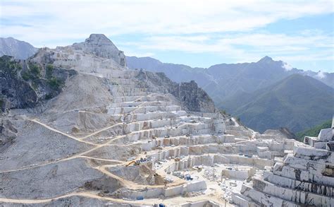 Veduta panoramica delle cave di marmo di Carrara
