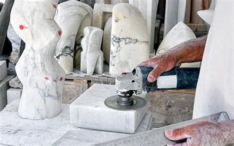 Dettaglio della scultura e lavorazione del marmo
