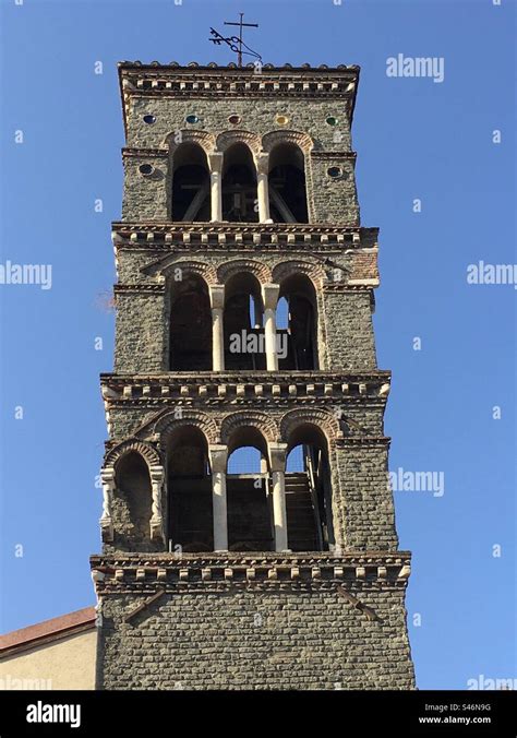 Foto ravvicinata del campanile romanico della Chiesa di Santa Maria Assunta con dettagli degli archetti