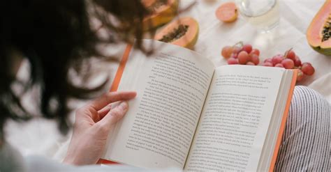 Illustrazione di una persona che legge un libro antico, simboleggiando lo studio della Bibbia con un vademecum