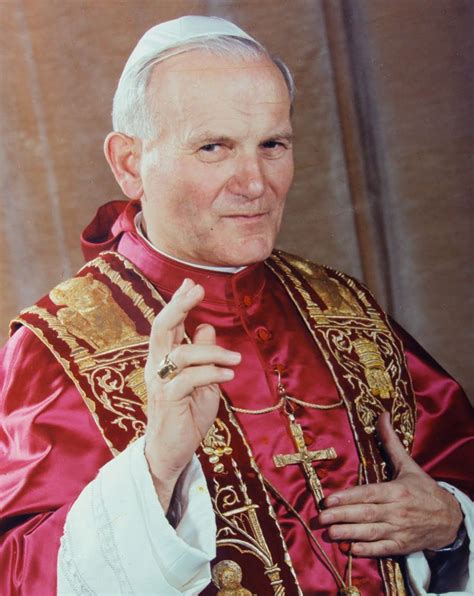 Papa Giovanni Paolo II che celebra la canonizzazione di Santa Faustina