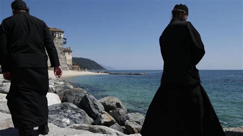 Monaci ortodossi in preghiera al Monte Athos