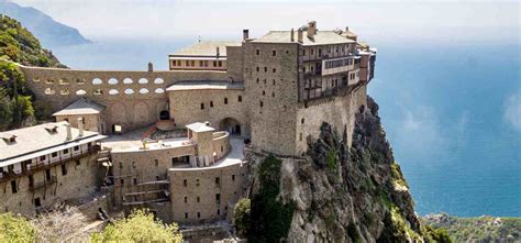 Barca turistica che circumnaviga la costa del Monte Athos, mostrando i monasteri