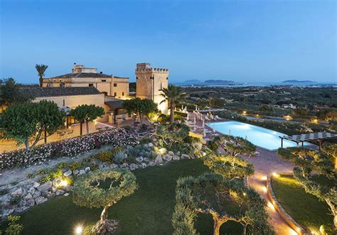 Veduta panoramica dell'Hotel Baglio Basile con il contrasto tra l'architettura storica del baglio e la nuova struttura alberghiera