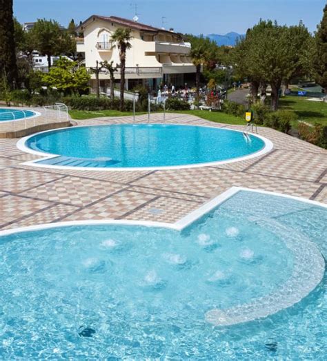 Foto della piscina dalla forma originale con vasche circolari e area dedicata ai bambini