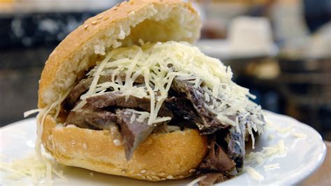 Primo piano di un panino con la milza, specialità dell'Antica Focacceria San Francesco.