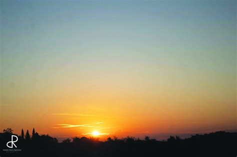Foto artistica del sole che sorge o tramonta