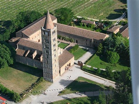 Veduta aerea dell'Abbazia di Pomposa con il campanile in evidenza