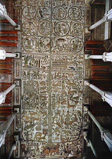 Mosaico pavimentale della chiesa di Santa Maria con il cervo centrale