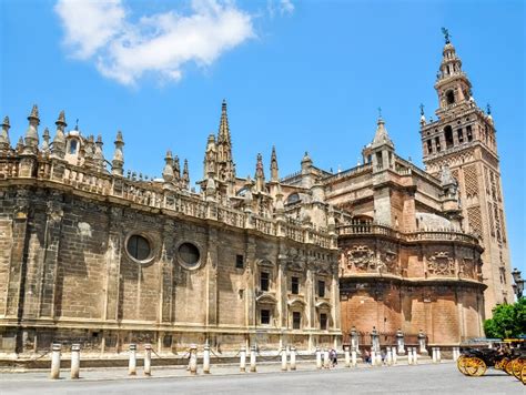 Veduta panoramica della Cattedrale di Siviglia e della Giralda
