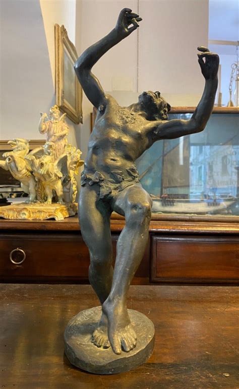 Statua di bronzo che rappresenta il trionfo della Fede presso la Puerta del Principe
