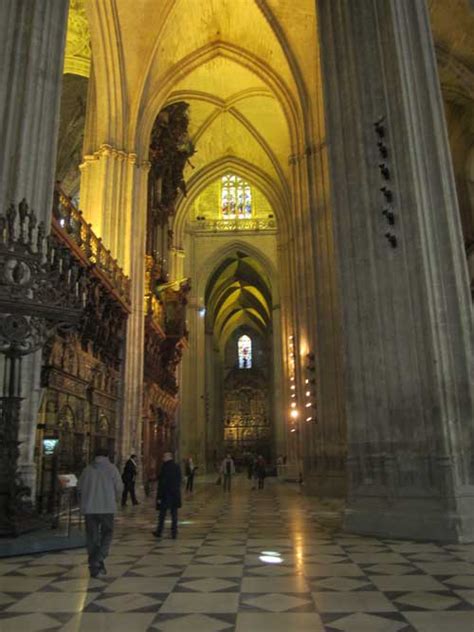 Interno della navata centrale della Cattedrale di Siviglia