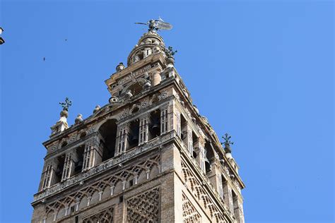 Dettaglio della statua El Giraldillo sulla sommità della Giralda
