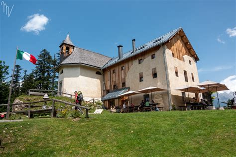 Panorama aereo del Rifugio Eremo dei Romiti sulla cima del Monte Froppa con vista sul Lago di Centro Cadore e le Dolomiti