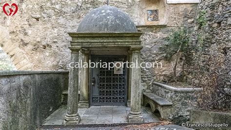 Ricostruzione della Grotta di Massabieille presso il Santuario.