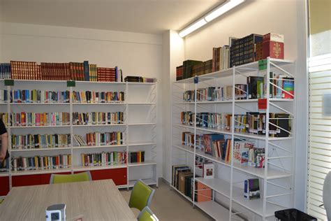 Fotografia di una biblioteca spirituale con volumi aperti sulla liturgia e quaderni di meditazione.