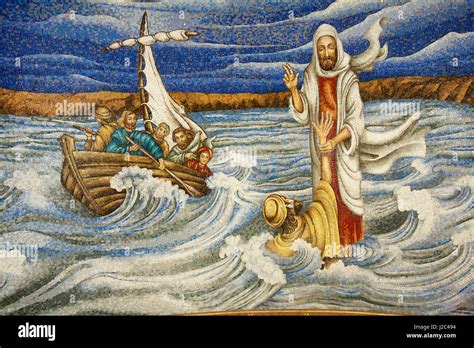 Gesù cammina sul mare di Galilea verso la barca dei discepoli durante una tempesta notturna
