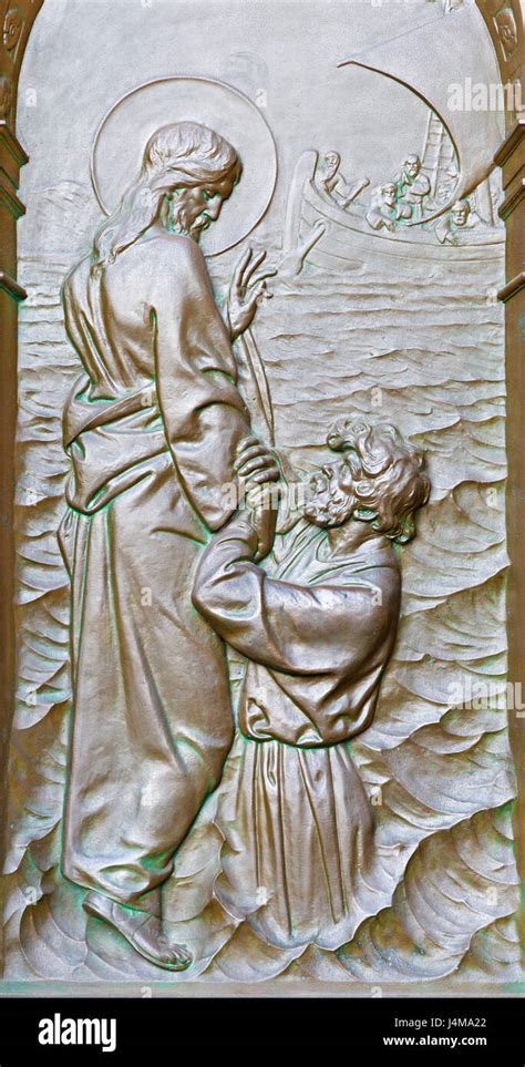 Pietro che affonda mentre cammina sull'acqua verso Gesù