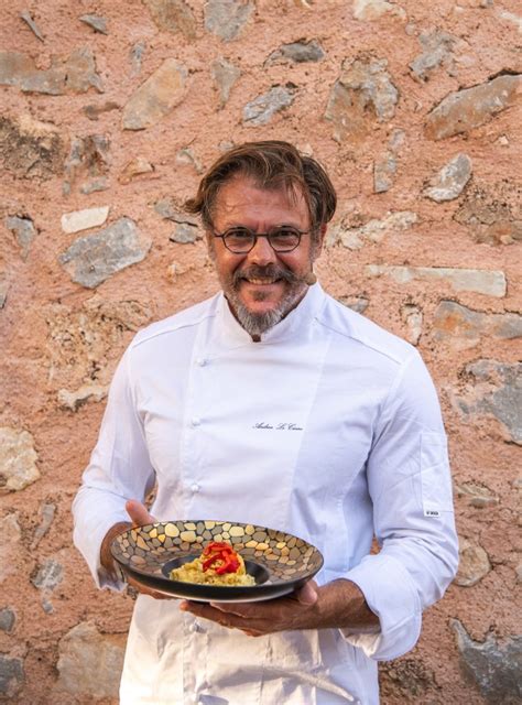 Foto di Andrea Lo Cicero mentre si dedica al giardinaggio o alla cucina