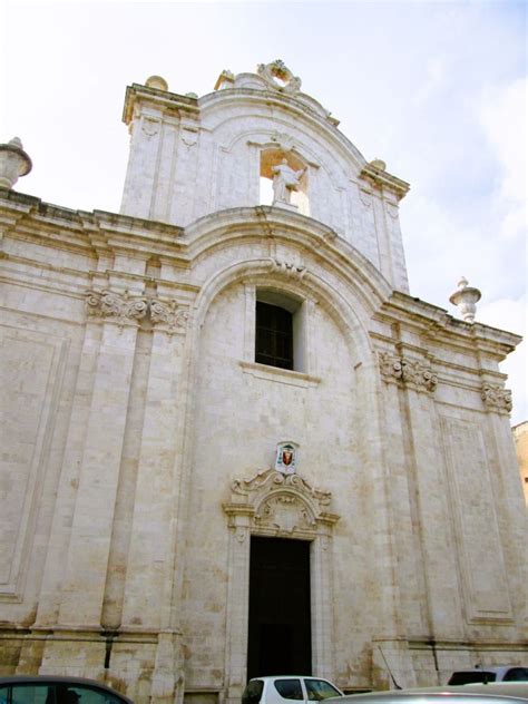 Foto della facciata barocca della Cattedrale di Santa Maria Assunta di Molfetta