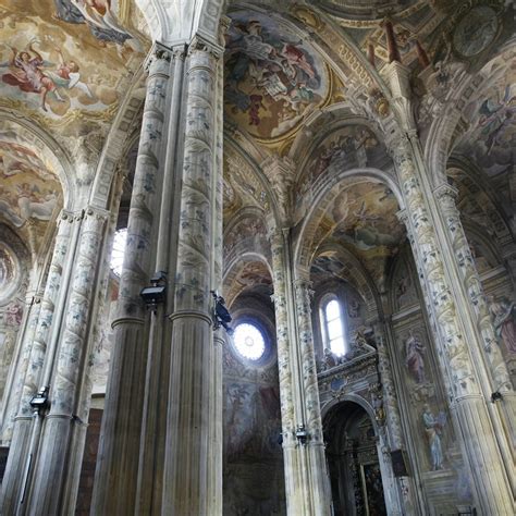 Foto dell'interno della Cattedrale di Santa Maria Assunta, con enfasi sull'altare maggiore e la pala di Giaquinto