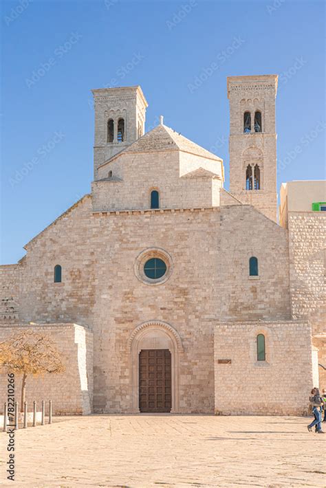 Veduta esterna della Chiesa di San Corrado a Molfetta, che mostra le torri e le cupole