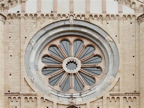 Dettaglio del rosone e del timpano concavo della facciata della Chiesa di San Lorenzo