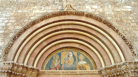Particolare della lunetta della porta secondaria con la Mater Domini