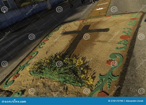 Foto di tappeti floreali o di segatura durante il Corpus Domini in Italia