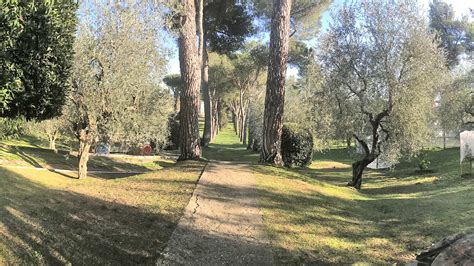 Foto esterna della Casa Nostra Signora del Sacro Cuore con il parco circostante