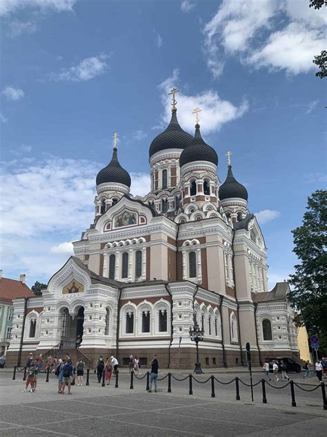 Veduta panoramica e architettonica della Cattedrale di Aleksandr Nevskij sulla collina di Toompea a Tallinn