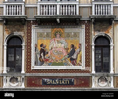 Dettaglio architettonico delle cupole a cipolla e dei mosaici della facciata